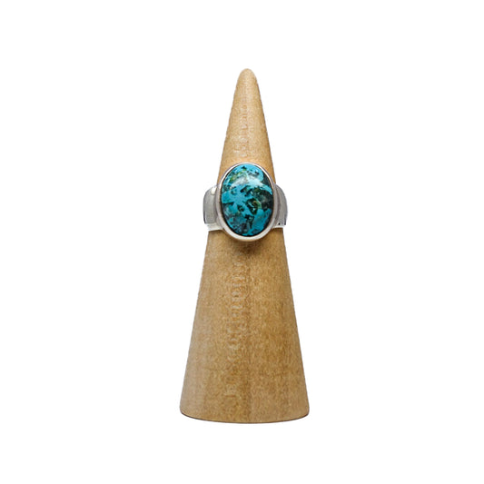Chrysocolla ring size 6 showcasing its divine feminine properties. Enhances communication, empowers self-expression. Pairs with Flower Agate, benefits throat and heart chakras. Shop now!